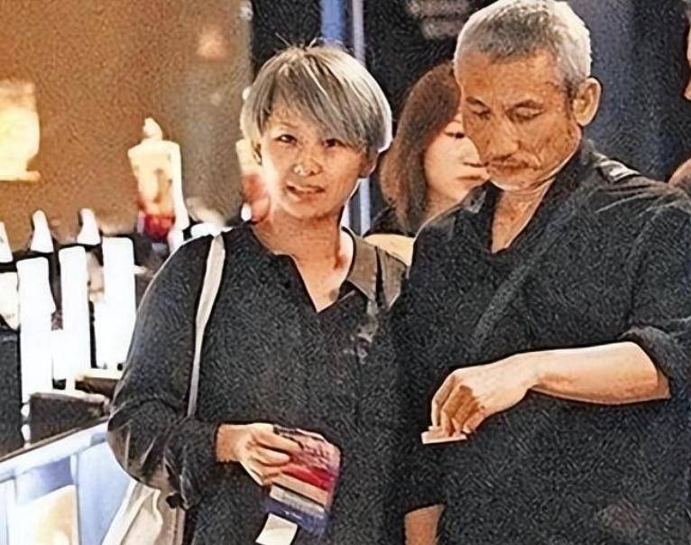 瓦力棋牌游戏徐克与小30岁女友街头散步穿