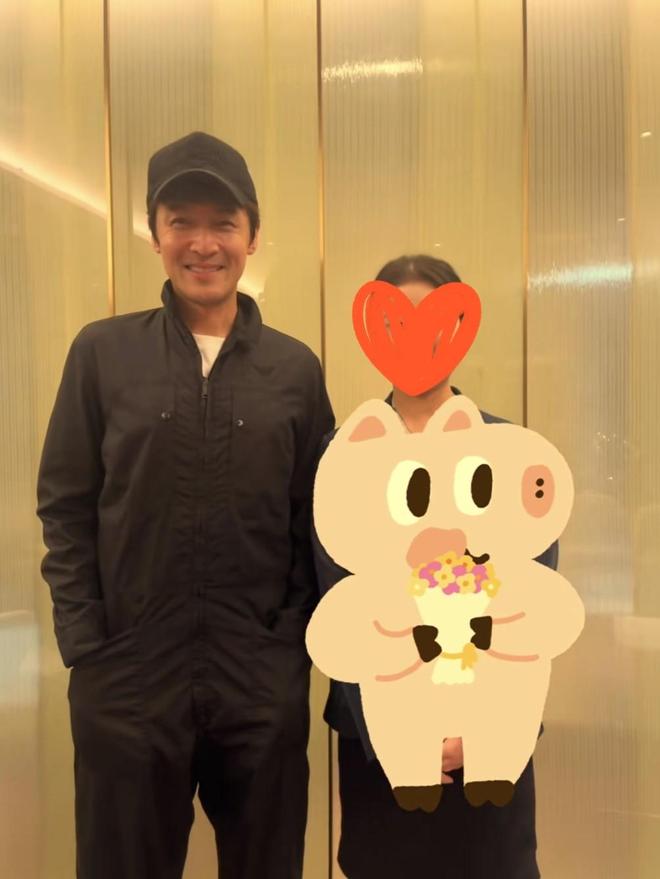 瓦力棋牌 胡歌现身上海偶遇本人又高又瘦变化大！43岁的他不年