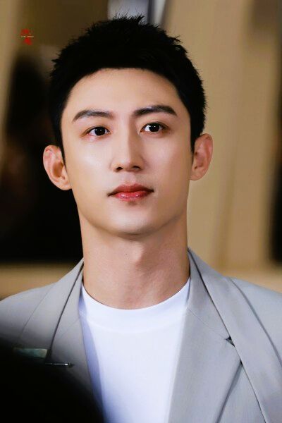 瓦力棋牌官网下载黄景瑜新恋情曝光神秘女伴